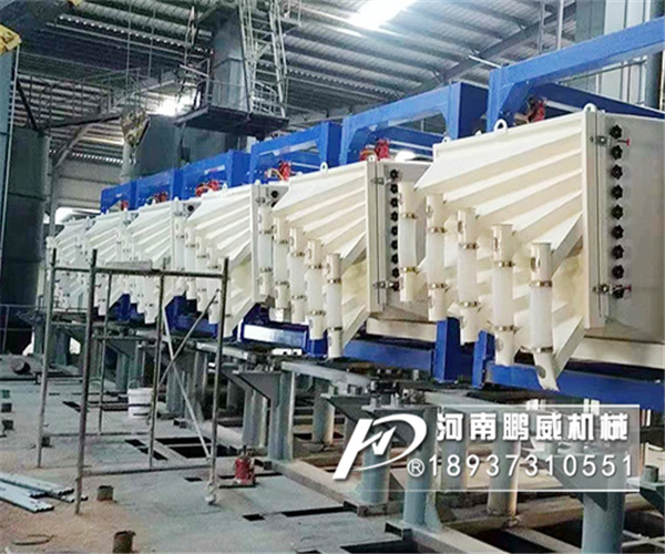 2040方形搖擺篩客戶篩分石英砂使用現場