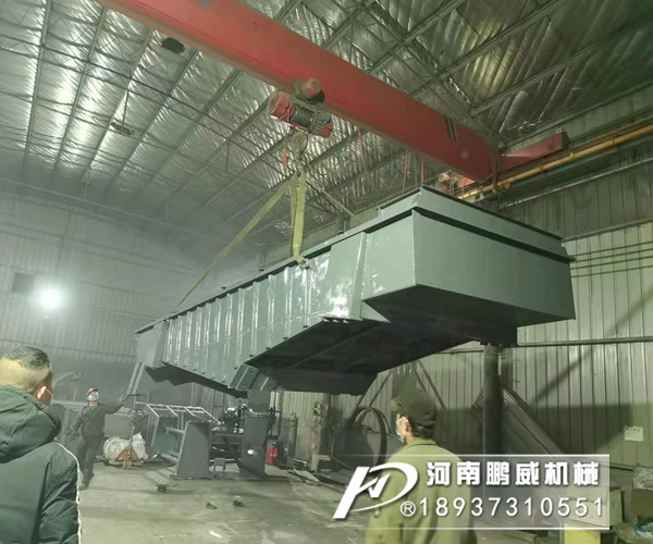 2060-4層直線振動篩和NE50斗式提升機發貨